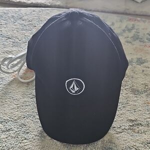 Volcom Baseball Cap Mens Black S-M Fitted Curved Brim Embroidered Logo Cotton